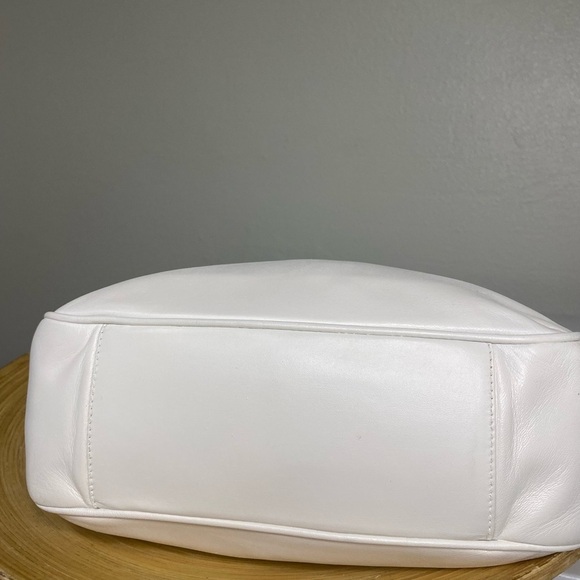 Prada White Tote Bag with Sleek Design - Picture 5 of 12